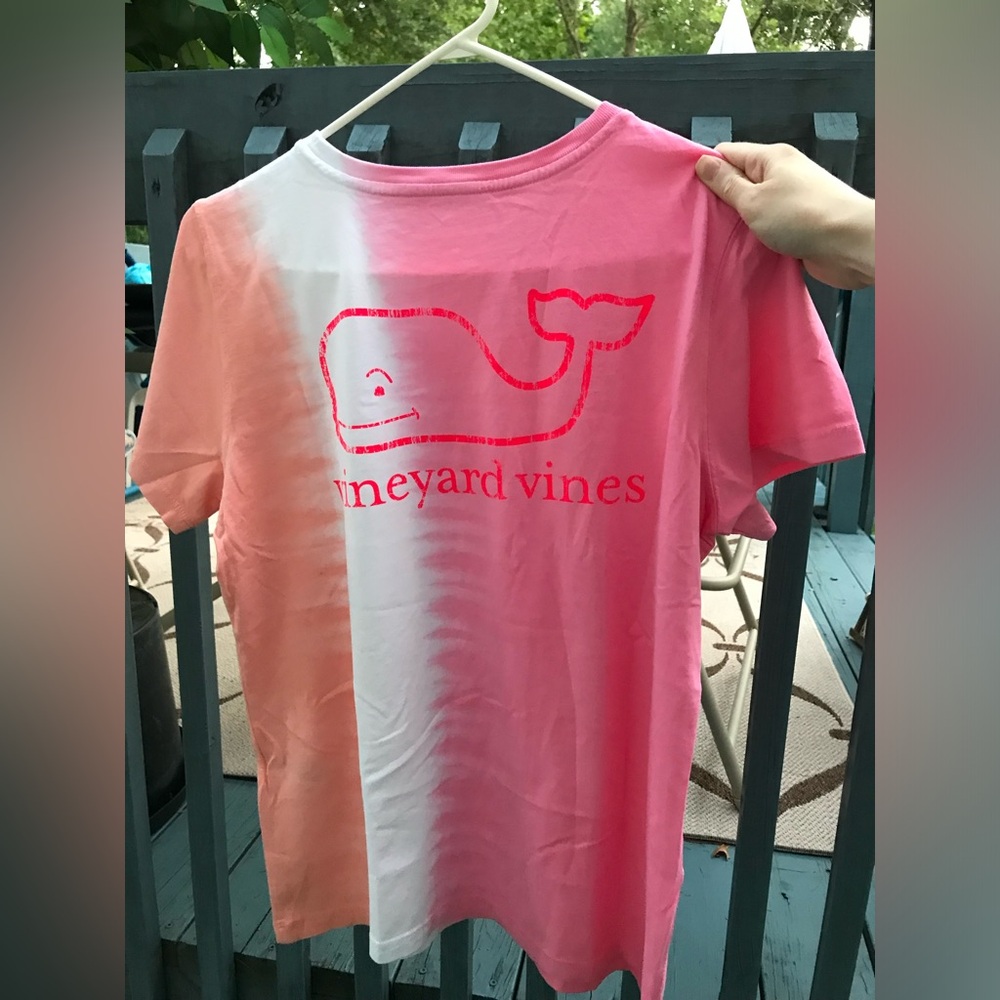 New Women’s Vineyard Vines Tie Dye Graphic Tee w/ Whale Pocket, size medium